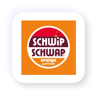 Ein orangefarbenes Logo auf weißem Untergrund zeigt den Namen eines Getränks.